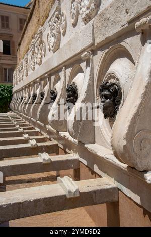 Ancona. Centro storico. Fontana del Calamo o dei tredici beccucci Foto Stock