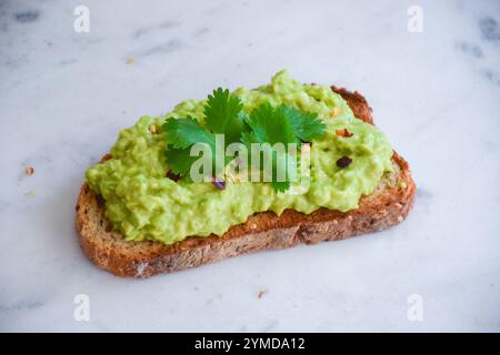 Avocado su toast, brindisi all'avocado frantumato, gustosa colazione salutare, pranzo salutare, brunch idea Foto Stock