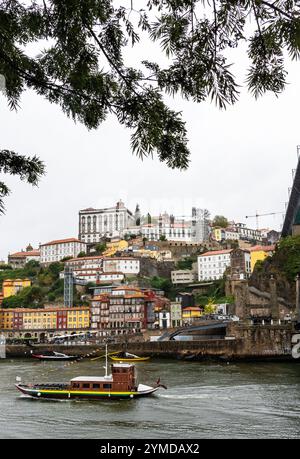 Vista iconica della parte centrale di Oporto/Porto dal lato meridionale del fiume Douro, accanto al ponte Dom Luís i, un ponte ad arco in metallo a due piani Foto Stock