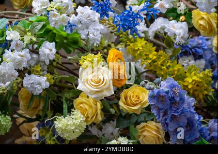 Graziosamente decorato all'aperto per Pasqua nel quartiere di classe superiore di Londra Mayfair in primavera Foto Stock