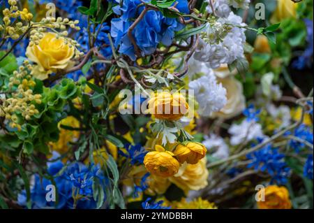 Graziosamente decorato all'aperto per Pasqua nel quartiere di classe superiore di Londra Mayfair in primavera Foto Stock
