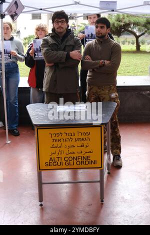 Italia: Napoli, dimostrazione pro-palestina il flash-mob con il finto checkpoint israeliano istituito dagli studenti di Ecologia politica e collettivi Autorganizzati Universitari all'ingresso di porta di massa, una delle sedi dell'Università Federico II di Napoli, 21 novembre 2024 ABP09310 Copyright: XAntonioxBalascox Foto Stock