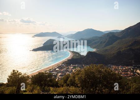 Vista panoramica aerea della spiaggia di Oludeniz. Oludeniz o Blue Lagoon è un resort sulla spiaggia nel distretto di Fethiye nella provincia di Mugla, Turchia. Foto di alta qualità Foto Stock