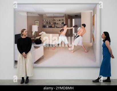 White Cube Bermondsey, Londra, Regno Unito. 21 novembre 2024. Jeff Wall, Life in Pictures (22 novembre 24-12 gennaio 25). Una mostra personale completa di opere del fotografo canadese Jeff Wall (nato nel 1946), che segna i 30 anni di collaborazione di White Cube con l'artista, questa importante presentazione riunisce oltre 30 opere chiave dell'opera di Wall, tra cui la sua serie di iconiche light box, fotografie Cibachrome retroilluminate su larga scala e nuove foto. Immagine: Pugilato, 2011. Crediti: Malcolm Park/Alamy Live News Foto Stock