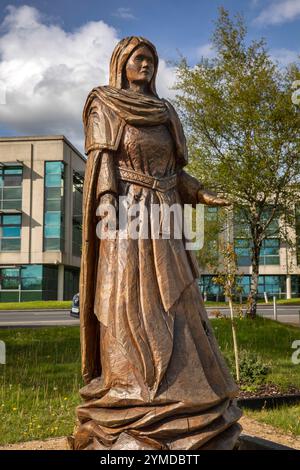 Irlanda, contea di Leitrim, Carrick on Shannon, Linear Park, Saint Eidin, scultura per motosega di Will Fogarty Foto Stock