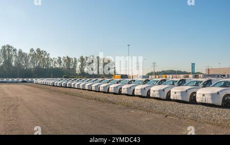 MOERDIJK - lunghe file di autovetture Volvo dotate di copertura bianca sono allineate al cantiere Ritchie Bros. Di 25 acri. La foto è stata scattata durante l'Open Port Day 24. ANP Hollandse Hoogte - Ruud Morijn netherlands Out - belgio Out Foto Stock