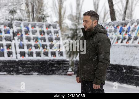 Kiev, Ucraina. 21 novembre 2024. Il presidente ucraino Volodymyr Zelenskyy, rappresenta un momento di silenzio in onore degli ucraini morti durante la Rivoluzione della dignità presso il vicolo dei cento Eroi celesti, 21 novembre 2024 a Kiev, Ucraina. Quasi 100 civili morirono in violenti scontri che chiedevano la democrazia e la fine del controllo russo dell'Ucraina. Credito: Presidenza Ucraina/Ufficio stampa presidenziale ucraino/Alamy Live News Foto Stock