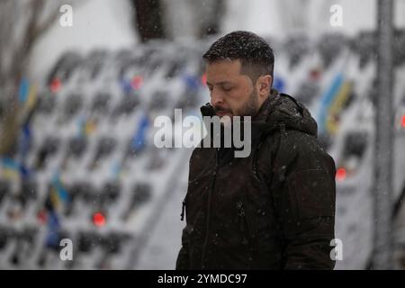Kiev, Ucraina. 21 novembre 2024. Il presidente ucraino Volodymyr Zelenskyy, rappresenta un momento di silenzio in onore degli ucraini morti durante la Rivoluzione della dignità presso il vicolo dei cento Eroi celesti, 21 novembre 2024 a Kiev, Ucraina. Quasi 100 civili morirono in violenti scontri che chiedevano la democrazia e la fine del controllo russo dell'Ucraina. Credito: Presidenza Ucraina/Ufficio stampa presidenziale ucraino/Alamy Live News Foto Stock