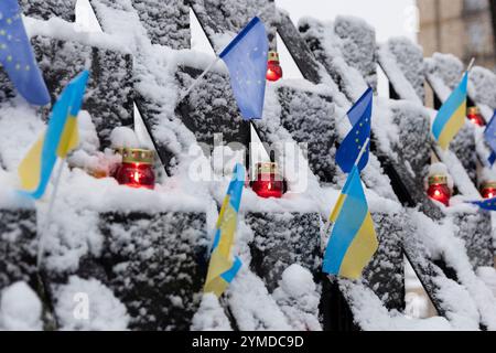 Kiev, Ucraina. 21 novembre 2024. Lampade votive in onore degli ucraini morti durante la Rivoluzione della dignità presso il vicolo dei cento Eroi celesti, 21 novembre 2024 a Kiev, Ucraina. Quasi 100 civili morirono in violenti scontri che chiedevano la democrazia e la fine del controllo russo dell'Ucraina. Credito: Presidenza Ucraina/Ufficio stampa presidenziale ucraino/Alamy Live News Foto Stock