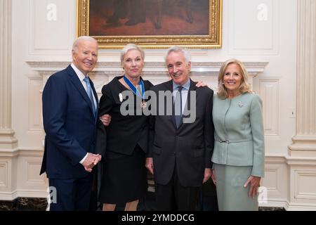 Washington, Stati Uniti. 21 novembre 2024. U. Il presidente Joe Biden, a sinistra, e la First Lady Jill Biden, a destra, posano con Cecile Richards, ex presidente della Planned Parenthood, e suo marito Kirk Adams dopo averla premiata con la Presidential Medal of Freedom nella State Dining Room della Casa Bianca, 20 novembre 2024, a Washington, DC Credit: Erin Scott/White House Photo/Alamy Live News Foto Stock