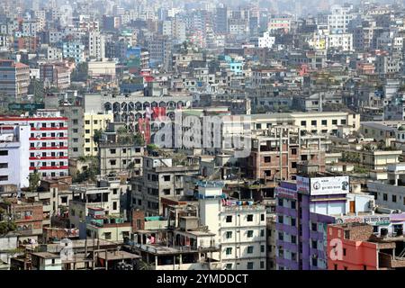 Dhaka, Wari, Bangladesh. 21 novembre 2024. Dhaka è la capitale del Bangladesh e si trova nel Bangladesh centrale lungo il fiume Buriganga. Dhaka è una delle città più popolate nonostante i miglioramenti dei punteggi su tutta la linea, Dhaka è stata classificata come la settima città meno vivibile nella classifica dell'Economist Intelligence Unit (EIU) 2023, la popolazione è di 18,237 milioni nella grande area di Dhaka, mentre la città stessa ha una popolazione stimata a circa 8,5 milioni secondo i dati del 21 novembre 2024 a Dhaka, Bangladesh. (Immagine di credito: © Habibur Rahman/ZUMA Press Wire) USO EDITORIALE Foto Stock