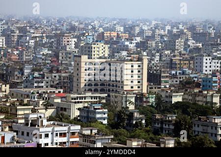 Dhaka, Wari, Bangladesh. 21 novembre 2024. Dhaka è la capitale del Bangladesh e si trova nel Bangladesh centrale lungo il fiume Buriganga. Dhaka è una delle città più popolate nonostante i miglioramenti dei punteggi su tutta la linea, Dhaka è stata classificata come la settima città meno vivibile nella classifica dell'Economist Intelligence Unit (EIU) 2023, la popolazione è di 18,237 milioni nella grande area di Dhaka, mentre la città stessa ha una popolazione stimata a circa 8,5 milioni secondo i dati del 21 novembre 2024 a Dhaka, Bangladesh. (Immagine di credito: © Habibur Rahman/ZUMA Press Wire) USO EDITORIALE Foto Stock