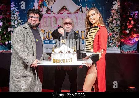 Oliver Polak, Bernhard Paul und Lili Paul-Roncalli bei der Pressekonferenz zum 20. Roncalli Weihnachtscircus 2024 im Tempodrom. Berlino, 21.11.2024 *** Oliver Polak, Bernhard Paul e Lili Paul Roncalli alla conferenza stampa per il 20° Roncalli Weihnachtscircus 2024 al Tempodrom Berlin, 21 11 2024 foto:XM.xBehrensx/xFuturexImagex roncalli 4127 Foto Stock