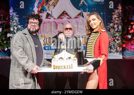 Oliver Polak, Bernhard Paul und Lili Paul-Roncalli bei der Pressekonferenz zum 20. Roncalli Weihnachtscircus 2024 im Tempodrom. Berlino, 21.11.2024 *** Oliver Polak, Bernhard Paul e Lili Paul Roncalli alla conferenza stampa per il 20° Roncalli Weihnachtscircus 2024 al Tempodrom Berlin, 21 11 2024 foto:XM.xBehrensx/xFuturexImagex roncalli 4126 Foto Stock