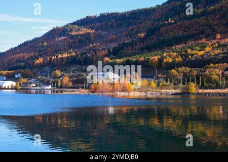 Orkanger, Norvegia. Paesaggio costiero con case di legno in una giornata di sole d'autunno Foto Stock