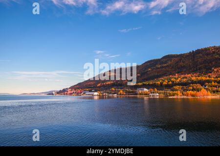 Paesaggio costiero norvegese, Orkanger nella stagione autunnale Foto Stock