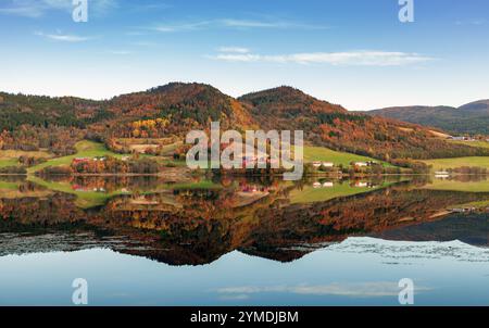 Paesaggio norvegese con colline e piccoli villaggi costieri sotto il cielo nuvoloso sullo sfondo Foto Stock