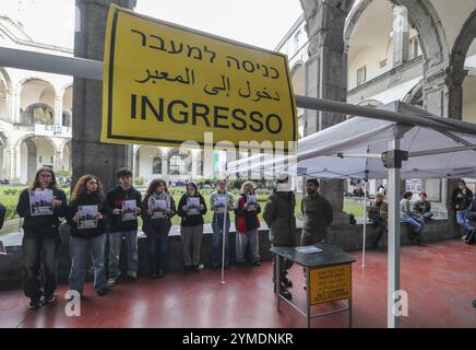 Gli studenti dell'Università Federico II filo-palestinese istituirono un finto checkpoint all'ingresso dell'Università di Napoli. Rappresentare il controllo e la militarizzazione che la popolazione palestinese sta vivendo sulla sua pelle, da parte del governo di Israele. Foto Stock