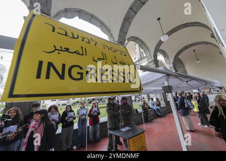 Gli studenti dell'Università Federico II filo-palestinese istituirono un finto checkpoint all'ingresso dell'Università di Napoli. Rappresentare il controllo e la militarizzazione che la popolazione palestinese sta vivendo sulla sua pelle, da parte del governo di Israele. Foto Stock