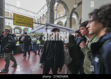 Gli studenti dell'Università Federico II filo-palestinese istituirono un finto checkpoint all'ingresso dell'Università di Napoli. Rappresentare il controllo e la militarizzazione che la popolazione palestinese sta vivendo sulla sua pelle, da parte del governo di Israele. Foto Stock