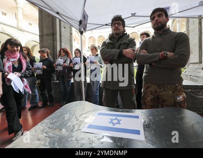 Gli studenti dell'Università Federico II filo-palestinese istituirono un finto checkpoint all'ingresso dell'Università di Napoli. Rappresentare il controllo e la militarizzazione che la popolazione palestinese sta vivendo sulla sua pelle, da parte del governo di Israele. Foto Stock