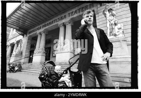 L'attore Jakob Eklund, attore svedese di cinema, televisione e teatro, ha fotografato appena fuori Dramaten, il Royal Dramatic Theatre, Stoccolma, Svezia. Jakob Eklund interpreta l'ufficiale di polizia fittizio Johan Falk ed è attualmente con "protezione esecutiva" (in svedese: Livvakterna, che significa "guardie del corpo"). Foto Stock