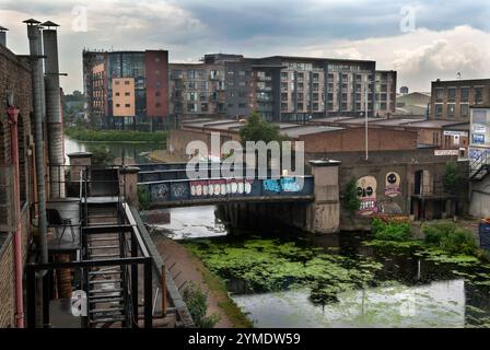 Ponte White Post Lane sul Lee Navigation Canal, in lontananza Omega lavora su Roach Road, Fish Island London E3. Sweet Toof graffiti artista esempi classici della sua Street art. East London, la valle di Lea inferiore, sede del London Olympic Games Park del 2012, 14 giugno 2007 2000, UK HOMER SYKES Foto Stock