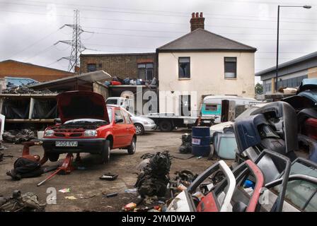 Pezzi di ricambio per auto, vecchi usati recuperati, meccanico che lavora in un garage e un deposito ricambi auto all'incrocio tra Carpenter Road e Waterden Road E9. East London, la valle della bassa Lea, sede dei Giochi Olimpici di Londra del 2012, 7 giugno 2007 2000, UK HOMER SYKES Foto Stock