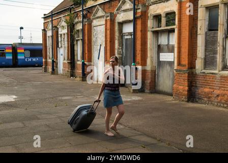 Stazione ferroviaria di Stratford E15. Un passeggero sbarca alla stazione ferroviaria in parte abbandonata di East London. La bassa Lea Valley sede dei Giochi Olimpici di Londra del 2012, 26 luglio 2006. 2000 UK HOMER SYKES Foto Stock