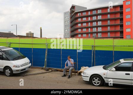 East London, la Lower Lea Valley, sede del London Olympic Games Park del 2012. 19 aprile 2007. Un uomo che parla al suo cellulare, Iceland Road, Fish Island, London E3. 2000 UK HOMER SYKES Foto Stock