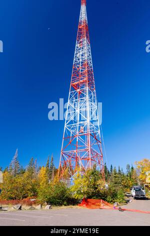 Un lavoratore dipinge una torre di comunicazione a Palisade Head, una vista sul lago Superior che fa parte del Tettegouche State Park vicino a Ilgen City, Minnesota, U Foto Stock