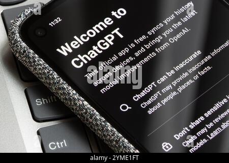 L'app mobile ChatGPT viene lanciata su uno smartphone Google Pixel. ChatGPT è un chatbot di intelligenza artificiale generativo sviluppato da OpenAI. Foto Stock