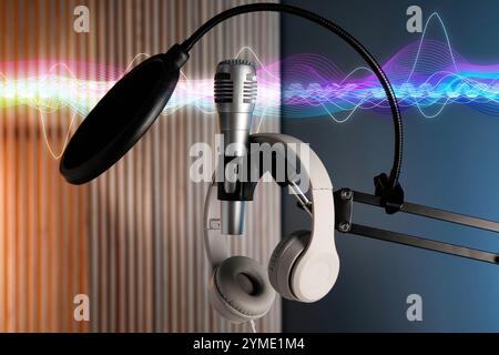 Onde sonore, microfono, cuffie e filtro pop in studio Foto Stock