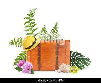 Valigia da viaggio marrone, cappello, conchiglia, foglie tropicali e fiori su sfondo bianco Foto Stock