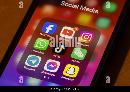 Alcune delle app di social media più popolari per numero di utenti attivi mensili, tra cui Facebook, YouTube, Instagram e WhatsApp, vengono visualizzati su iPhone. Foto Stock