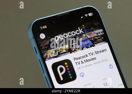 L'app Peacock TV viene visualizzata nell'App Store sullo schermo di un iPhone. Peacock è il servizio di streaming di NBCUniversal. Foto Stock
