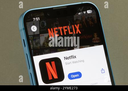 L'app Netflix è disponibile nell'App Store su un iPhone. Netflix è un servizio di streaming on-demand over-the-top in abbonamento americano. Foto Stock