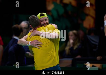 Malaga, Spagna. 21 novembre 2024. Lleyton Hewitt capitano della squadra australiana (L) e Jordan Thompson (R) della squadra australiana celebrano la vittoria durante i quarti di finale della Coppa Davis 8, doppio match Martin Carpena Arena. (Foto di Vicente Vidal Fernandez/Sipa USA) credito: SIPA USA/Alamy Live News Foto Stock