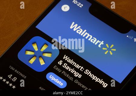 L'app Walmart è visualizzata nell'App Store sullo schermo di un iPhone. Foto Stock