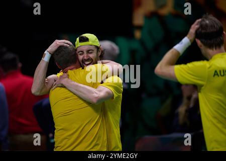 Malaga, Spagna. 21 novembre 2024. Lleyton Hewitt capitano della squadra australiana (L) e Jordan Thompson (R) della squadra australiana celebrano la vittoria durante i quarti di finale della Coppa Davis 8, doppio match Martin Carpena Arena. (Foto di Vicente Vidal Fernandez/Sipa USA) credito: SIPA USA/Alamy Live News Foto Stock