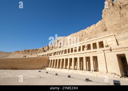 Al Deir al Bahari antico tempio all'interno della montagna in Egitto Foto Stock