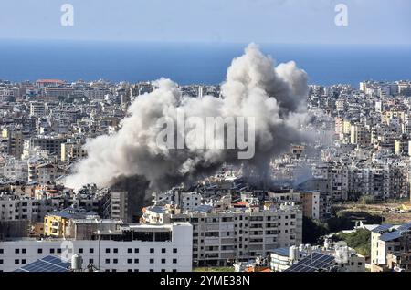 Beirut, Libano. 21 novembre 2024. Il fumo sale dal sito di un attacco aereo israeliano che ha colpito i sobborghi meridionali di Beirut giovedì 21 novembre 2024, la Corte penale internazionale ha emesso oggi mandati di arresto per il primo ministro israeliano Benjamin Netanyahu e l'ex ministro della difesa Yoav Gallant, nonché per il comandante militare di Hamas Mohammed Deif. Foto di Fadal Itani/ credito: UPI/Alamy Live News Foto Stock