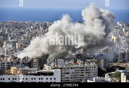 Beirut, Libano. 21 novembre 2024. Il fumo sale dal sito di un attacco aereo israeliano che ha colpito i sobborghi meridionali di Beirut giovedì 21 novembre 2024, la Corte penale internazionale ha emesso oggi mandati di arresto per il primo ministro israeliano Benjamin Netanyahu e l'ex ministro della difesa Yoav Gallant, nonché per il comandante militare di Hamas Mohammed Deif. Foto di Fadal Itani/ credito: UPI/Alamy Live News Foto Stock