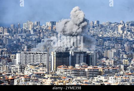 Beirut, Libano. 21 novembre 2024. Il fumo sale dal sito di un attacco aereo israeliano che ha colpito i sobborghi meridionali di Beirut giovedì 21 novembre 2024, la Corte penale internazionale ha emesso oggi mandati di arresto per il primo ministro israeliano Benjamin Netanyahu e l'ex ministro della difesa Yoav Gallant, nonché per il comandante militare di Hamas Mohammed Deif. Foto di Fadal Itani/ credito: UPI/Alamy Live News Foto Stock