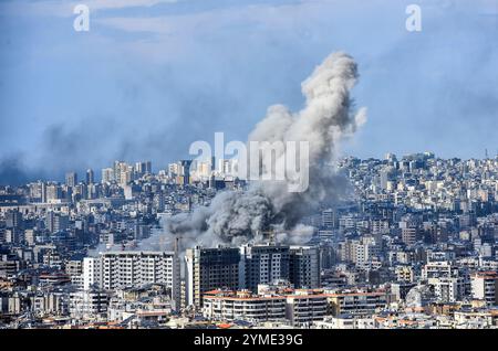 Beirut, Libano. 21 novembre 2024. Il fumo sale dal sito di un attacco aereo israeliano che ha colpito i sobborghi meridionali di Beirut giovedì 21 novembre 2024, la Corte penale internazionale ha emesso oggi mandati di arresto per il primo ministro israeliano Benjamin Netanyahu e l'ex ministro della difesa Yoav Gallant, nonché per il comandante militare di Hamas Mohammed Deif. Foto di Fadal Itani/ credito: UPI/Alamy Live News Foto Stock