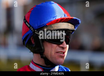 Jockey Robert Dunne all'ippodromo di Warwick. Data foto: Giovedì 21 novembre 2024. Foto Stock