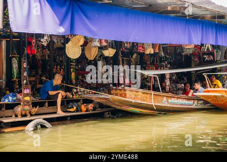 Mercato galleggiante di Damnoen Saduak, turisti che visitano in barca, situato a Bangkok, Thailandia. - 2 settembre 2024. Foto di alta qualità Foto Stock