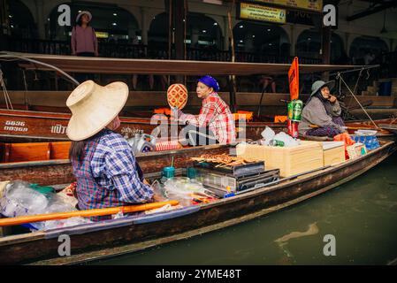 Mercato galleggiante di Damnoen Saduak, turisti che visitano in barca, situato a Bangkok, Thailandia. - 2 settembre 2024. Foto di alta qualità Foto Stock