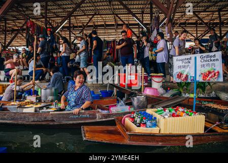 Mercato galleggiante di Damnoen Saduak, turisti che visitano in barca, situato a Bangkok, Thailandia. - 2 settembre 2024. Foto di alta qualità Foto Stock