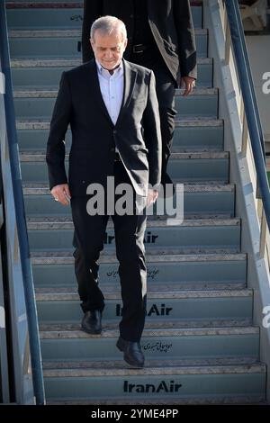 Zahedan, Sistan e Baluchestan, Iran. 21 novembre 2024. Il presidente iraniano, MASOUD PEZESHKIAN, arriva all'aeroporto di Zahedan. (Immagine di credito: © Presidenza iraniana tramite ZUMA Press Wire) SOLO USO EDITORIALE! Non per USO commerciale! Foto Stock